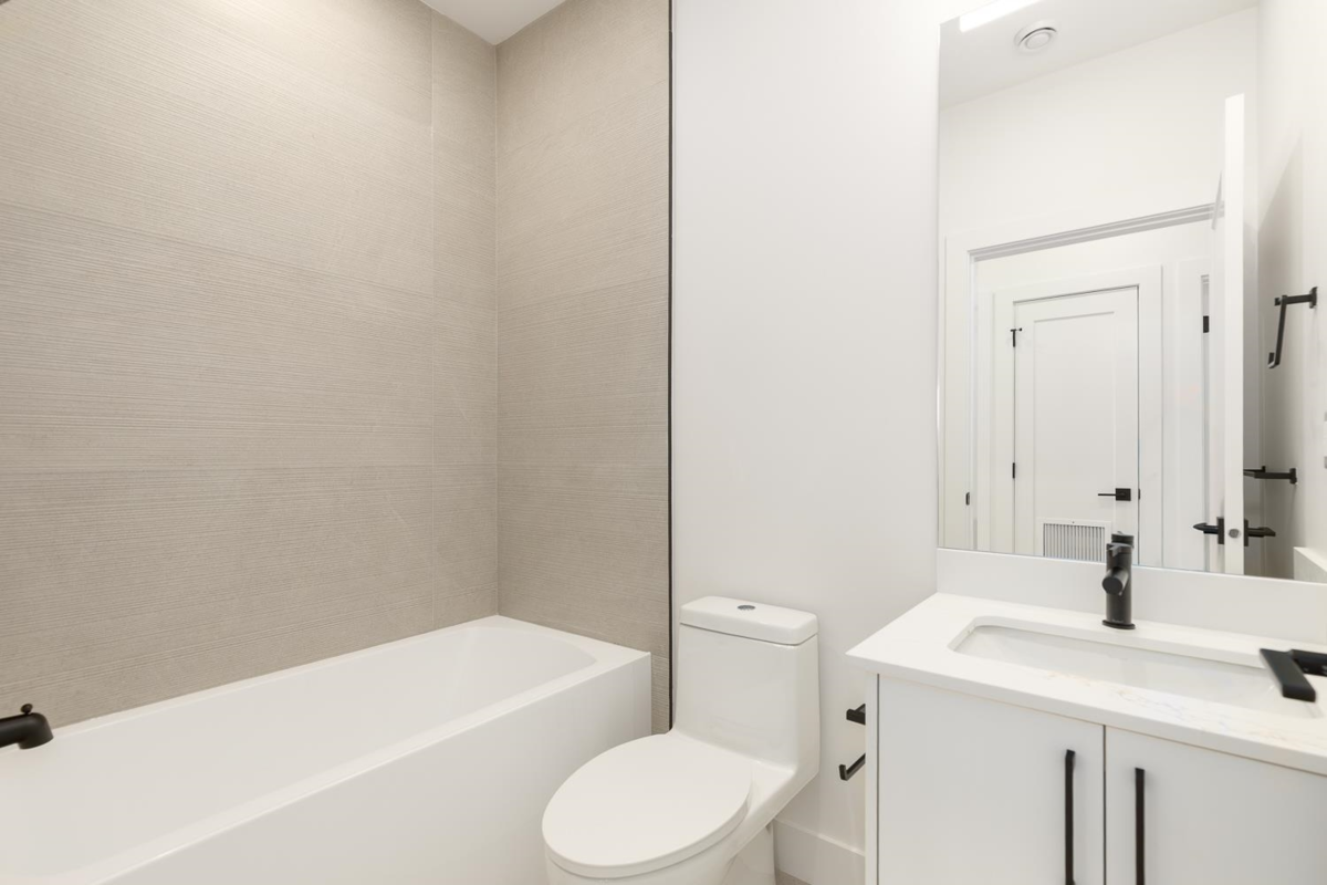 Powder Room Photo of 1 3506 E Pender Street, Vancouver, BC