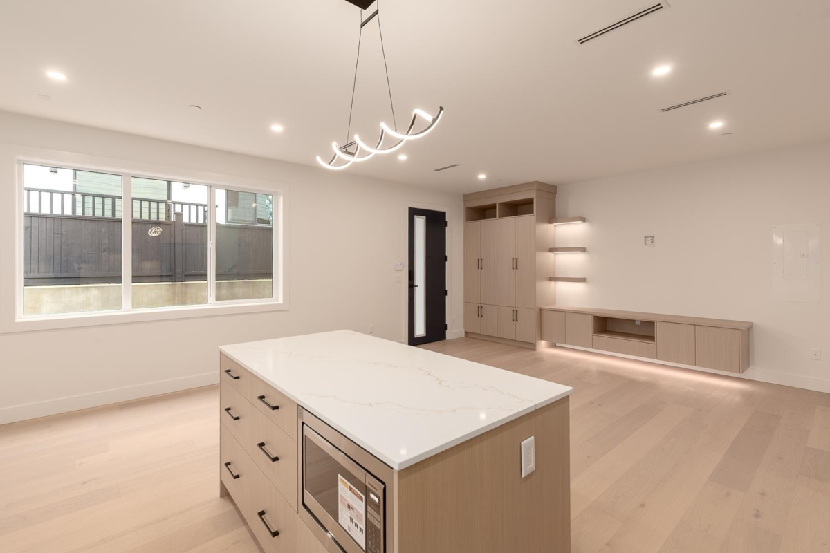 Primary Bathroom Photo of 1 3506 E Pender Street, Vancouver, BC