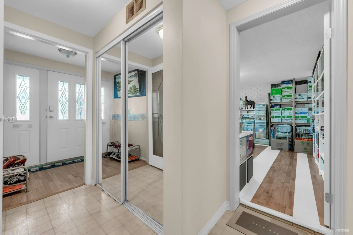 Kitchen Island Photo of 10560 Granville Avenue, Richmond, BC