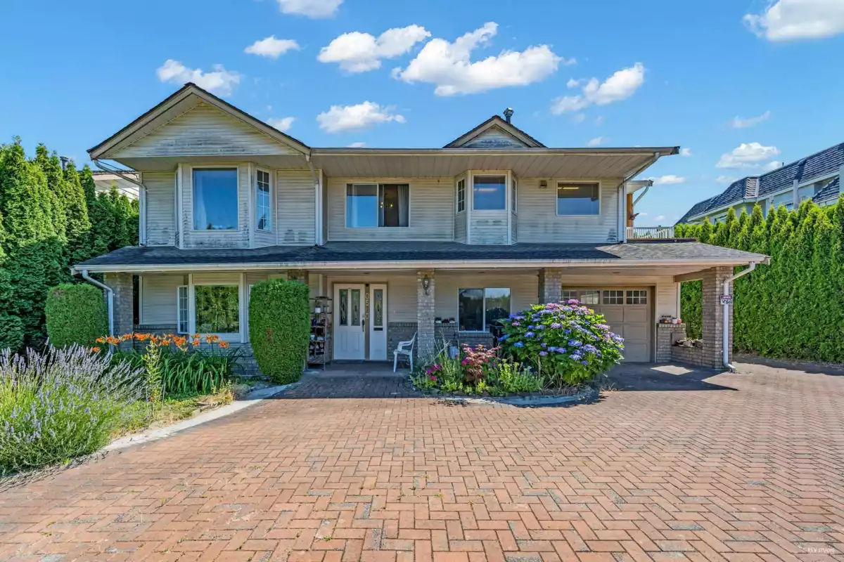Living Room Photo of 10560 Granville Avenue, Richmond, BC