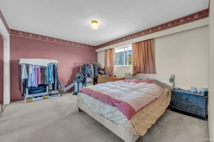 Walk-In Closet Photo of 10560 Granville Avenue, Richmond, BC