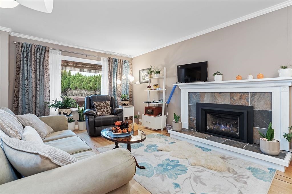 Kitchen Island Photo of 8668 Coventry Place, Chilliwack, BC
