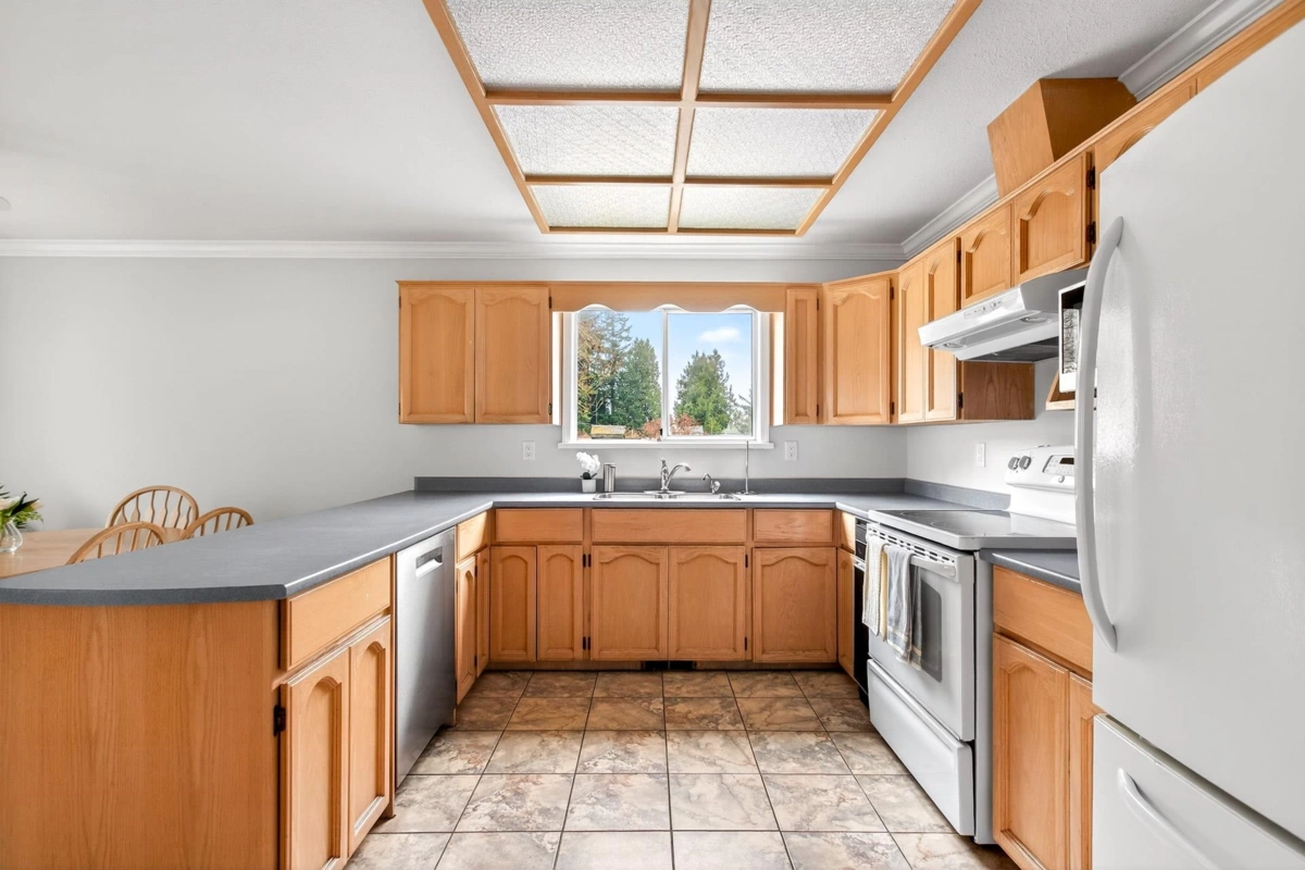 Kitchen Island Photo of 12724 28 Avenue, Surrey, BC