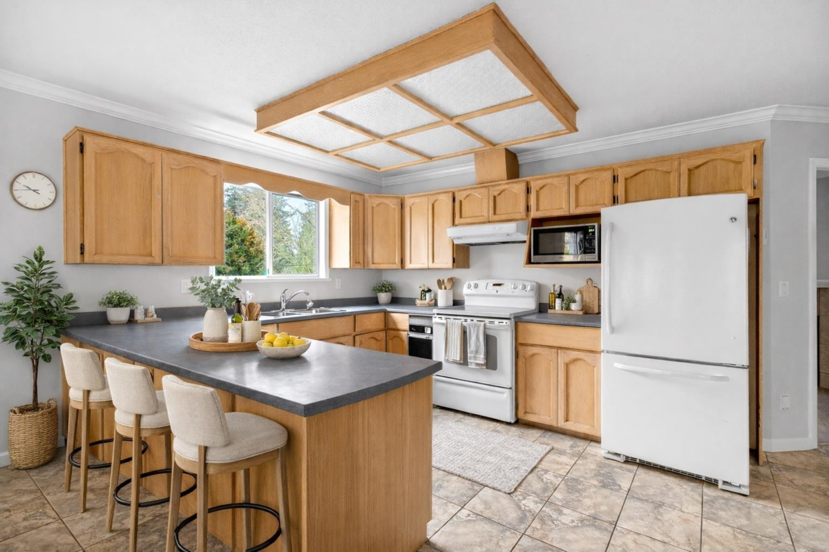 Kitchen Photo of 12724 28 Avenue, Surrey, BC