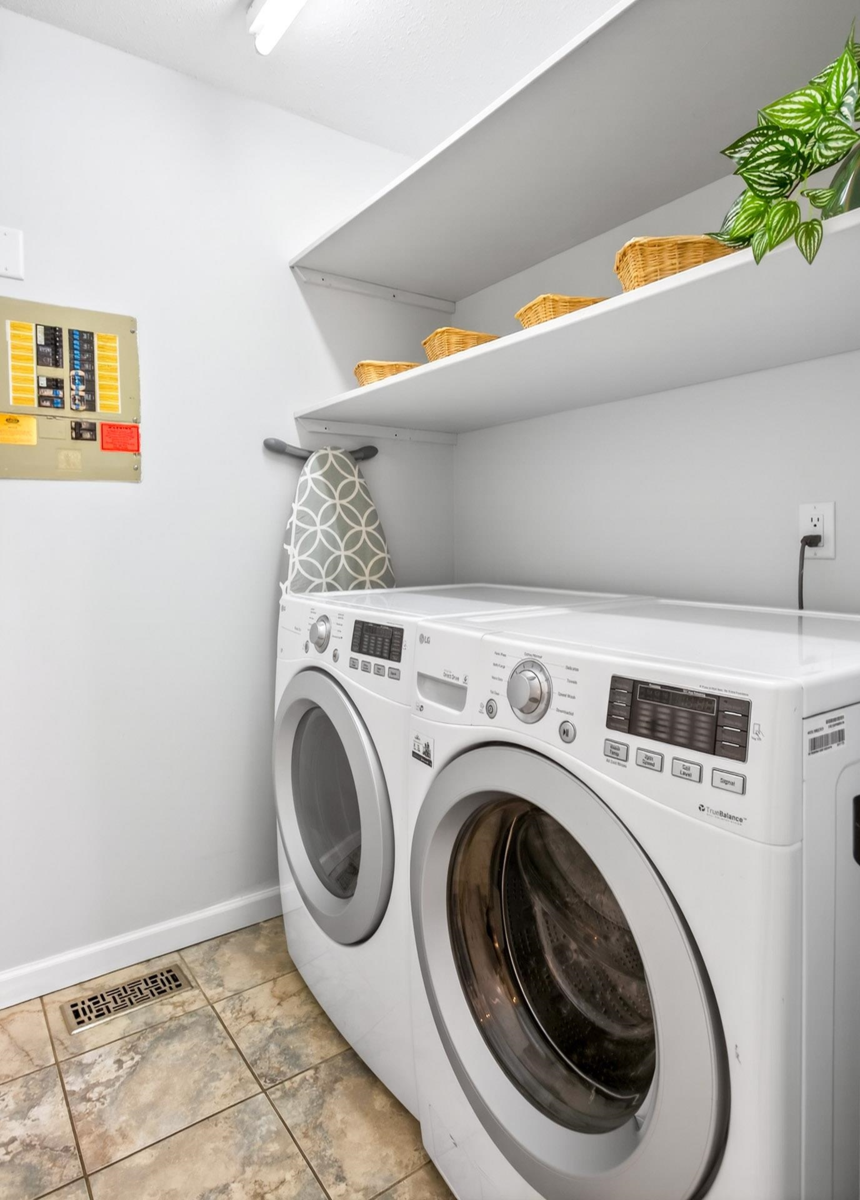Mudroom Photo of 12724 28 Avenue, Surrey, BC