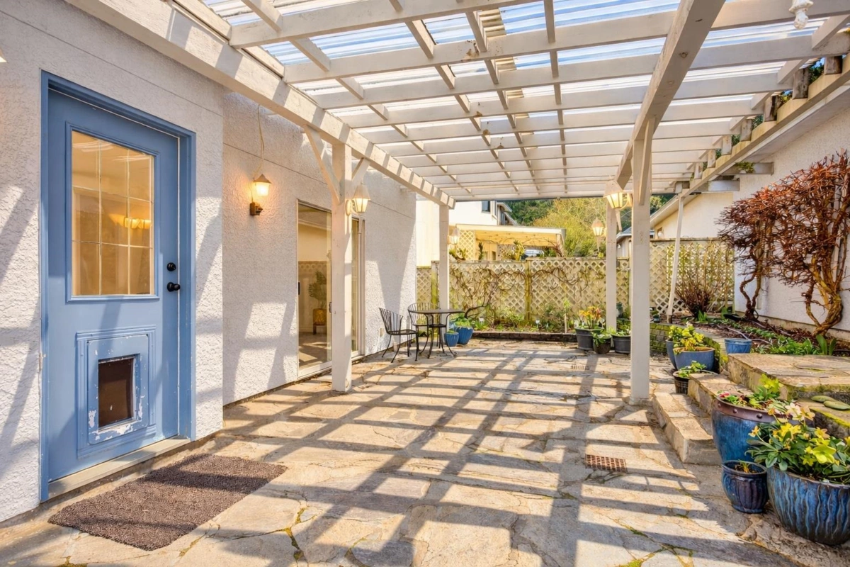 Staircase Photo of 12724 28 Avenue, Surrey, BC