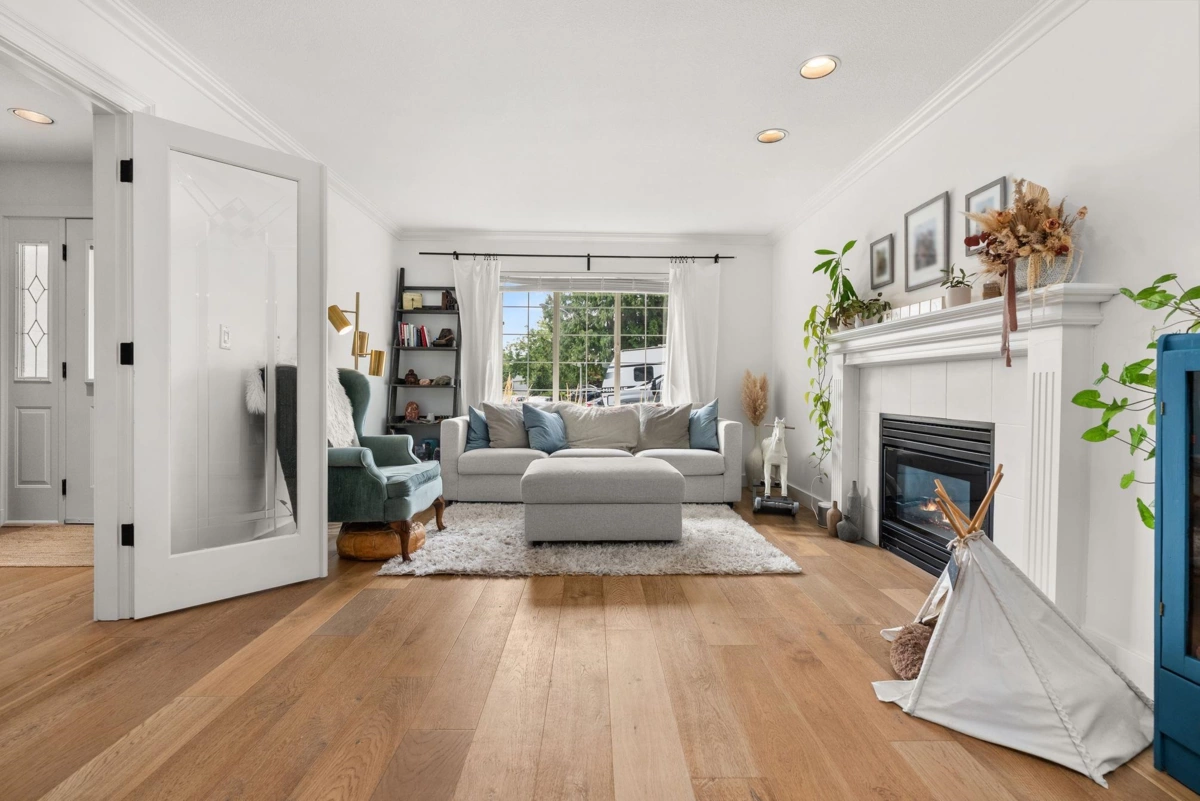 Living Room Photo of 6185 170a Street, Surrey, BC