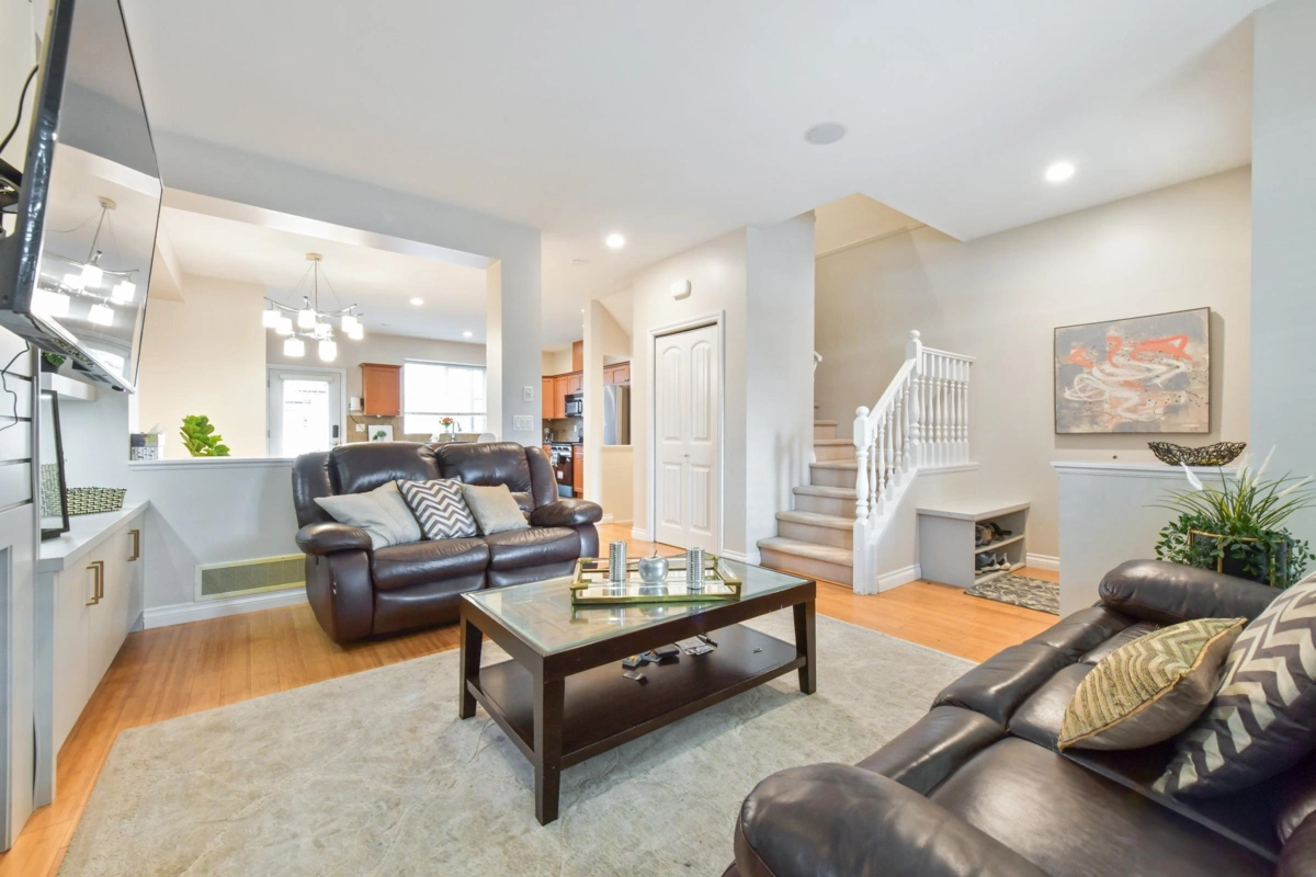 Kitchen Photo of 18043 70 Avenue, Surrey, BC