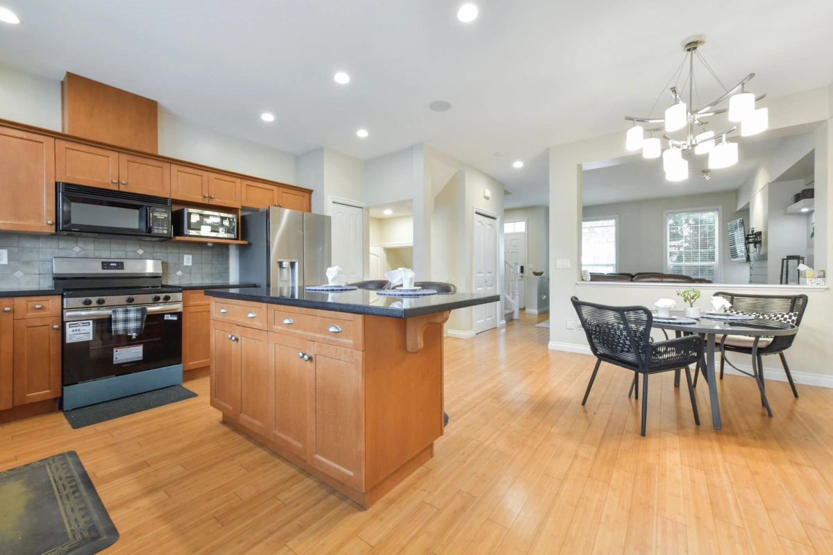 Primary Bathroom Photo of 18043 70 Avenue, Surrey, BC
