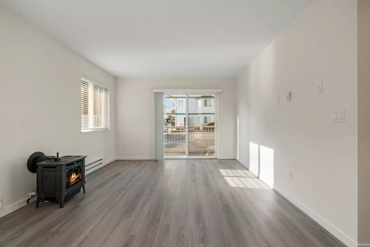 Kitchen Island Photo of 14 46160 Princess Avenue, Chilliwack, BC