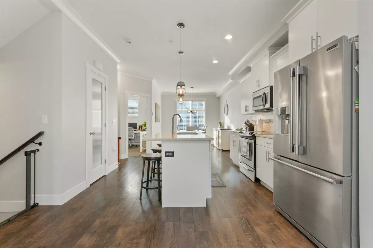 Kitchen Island Photo of 33 5469 Chinook Street, Chilliwack, BC