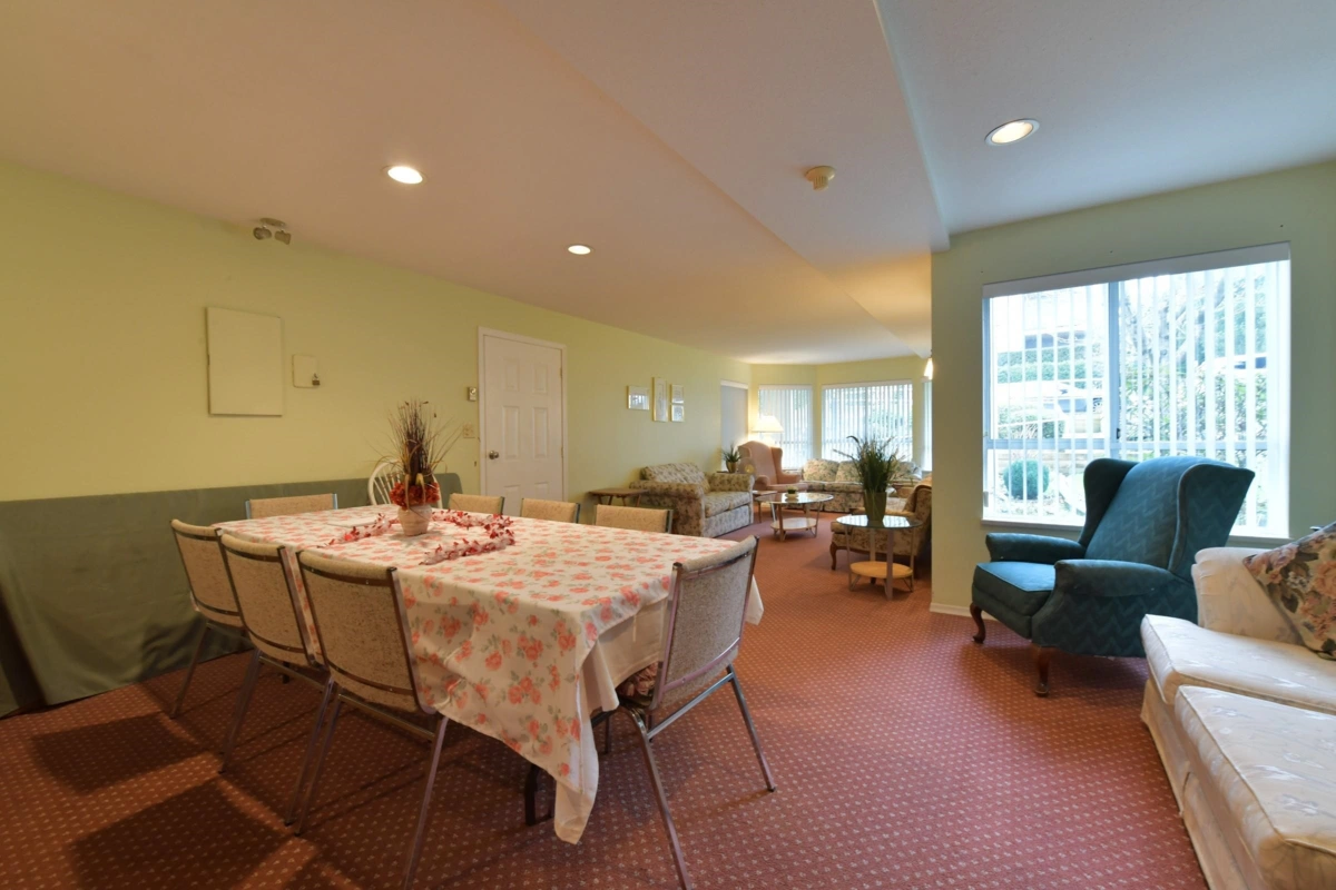 Entry Foyer Photo of 303 15130 Roper Avenue, White Rock, BC