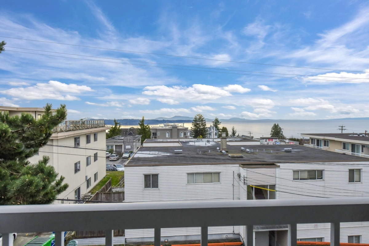 Kitchen Island Photo of 303 15130 Roper Avenue, White Rock, BC