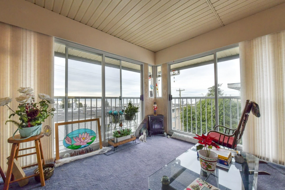 Kitchen Photo of 303 15130 Roper Avenue, White Rock, BC