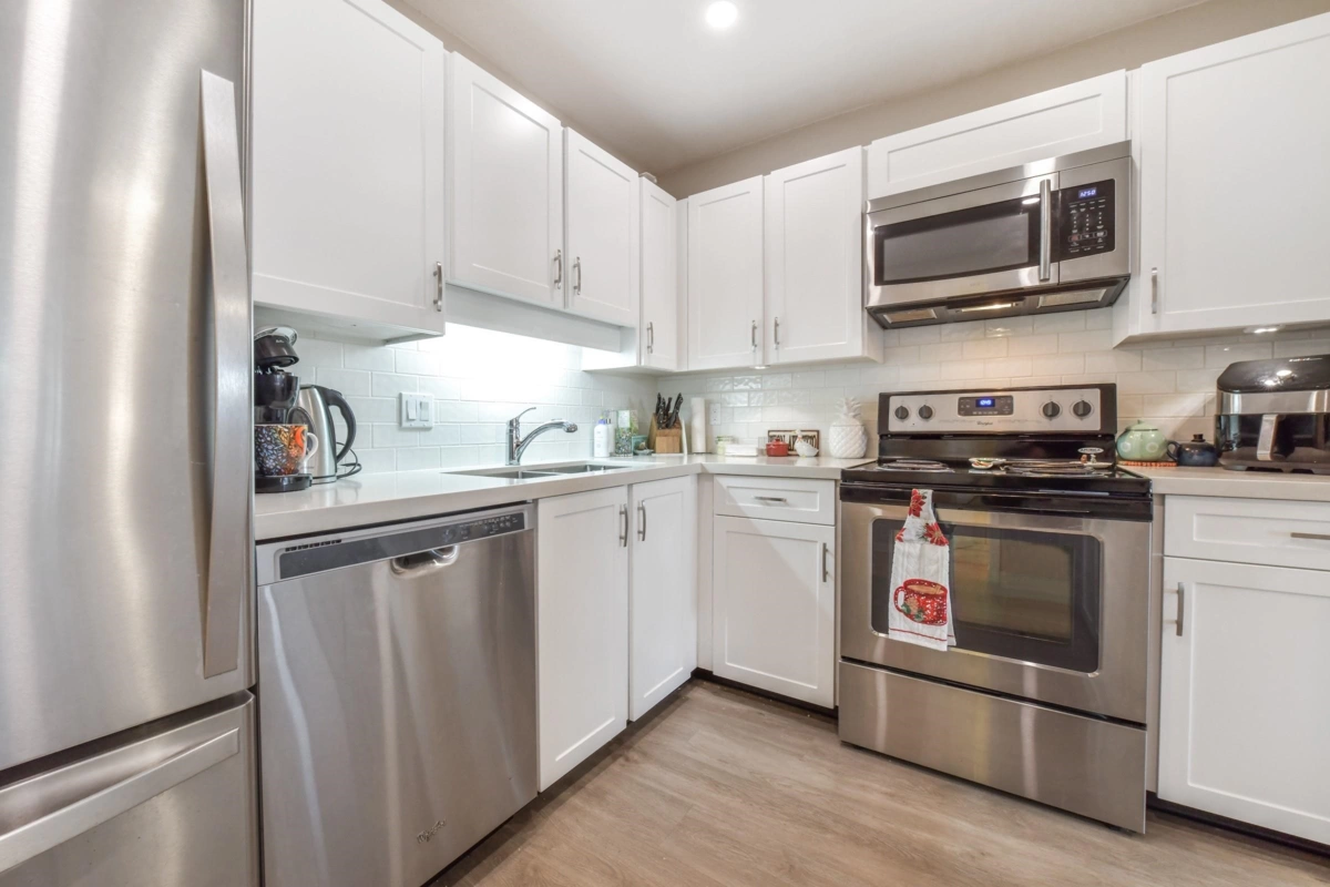 Walk-In Closet Photo of 303 15130 Roper Avenue, White Rock, BC