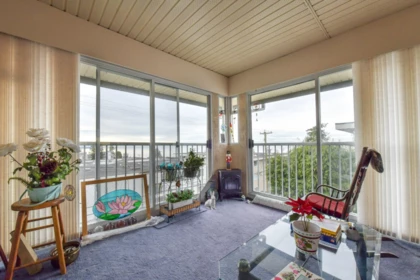 Kitchen Photo of 303 15130 Roper Avenue, White Rock, BC
