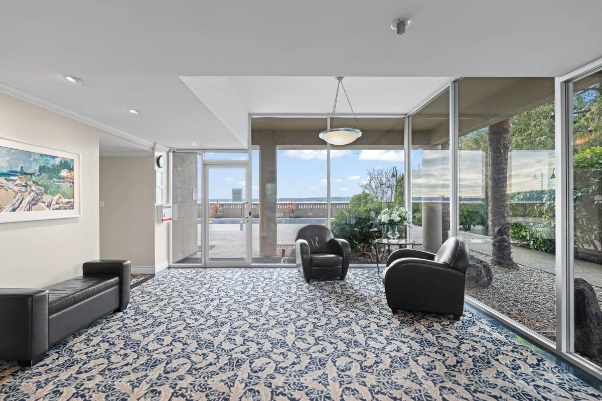 Backyard Photo of 203 150 24th Street, West Vancouver, BC