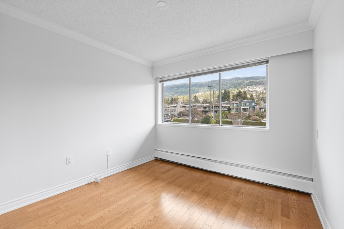 Entry Foyer Photo of 203 150 24th Street, West Vancouver, BC