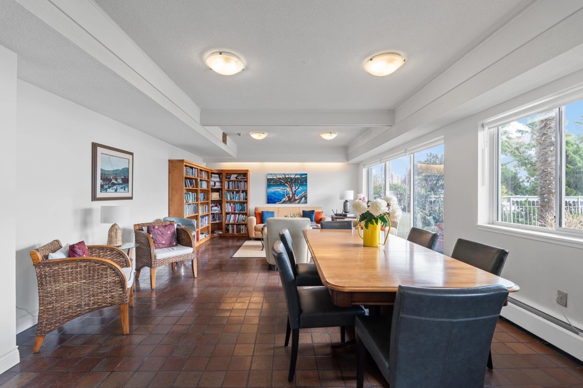 Front Yard Photo of 203 150 24th Street, West Vancouver, BC