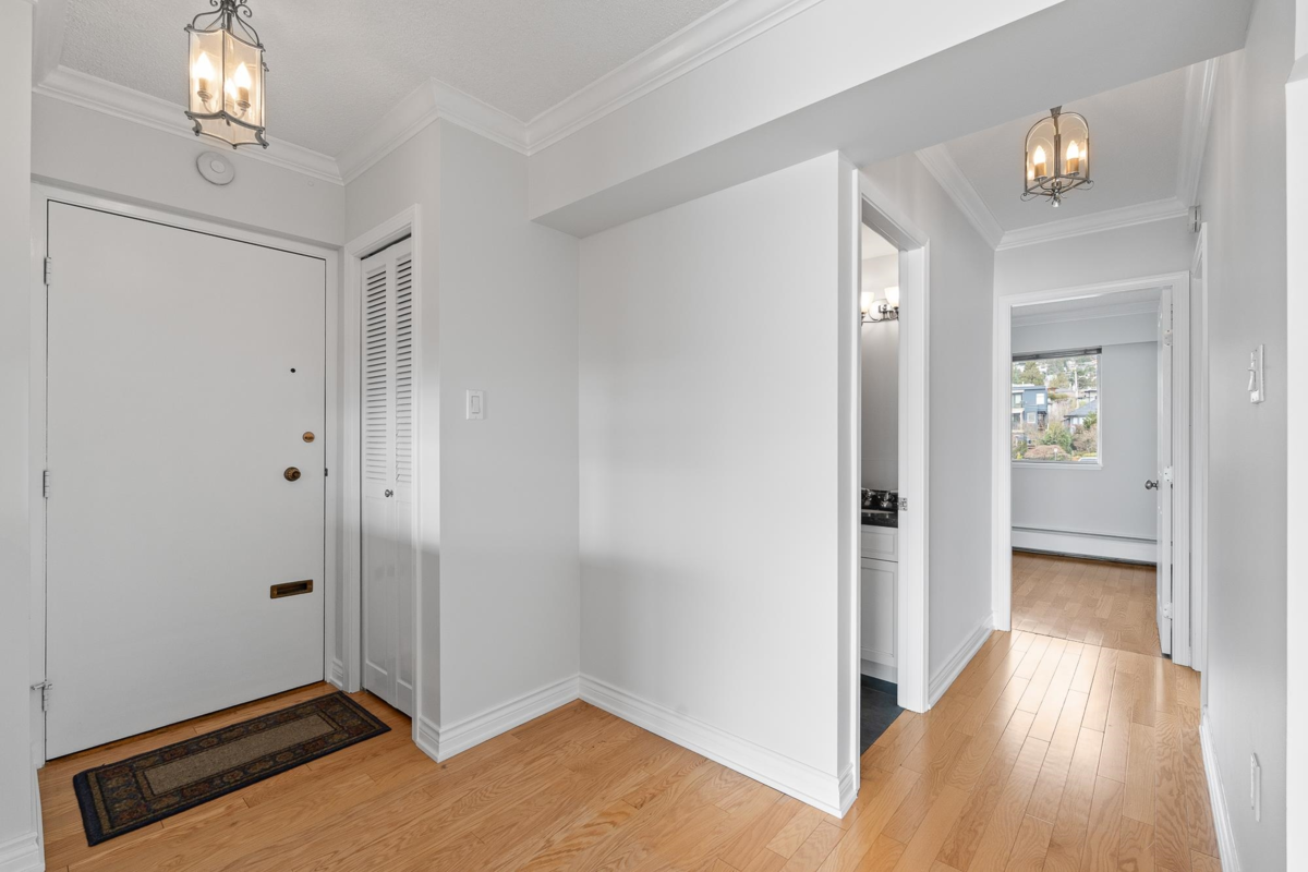 Garage Interior Photo of 203 150 24th Street, West Vancouver, BC