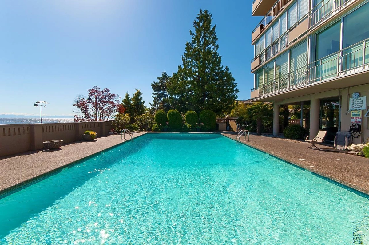 Garden / Landscaping Photo of 203 150 24th Street, West Vancouver, BC