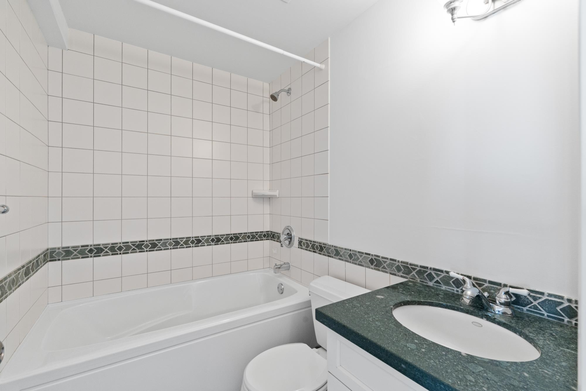 Hallway Photo of 203 150 24th Street, West Vancouver, BC