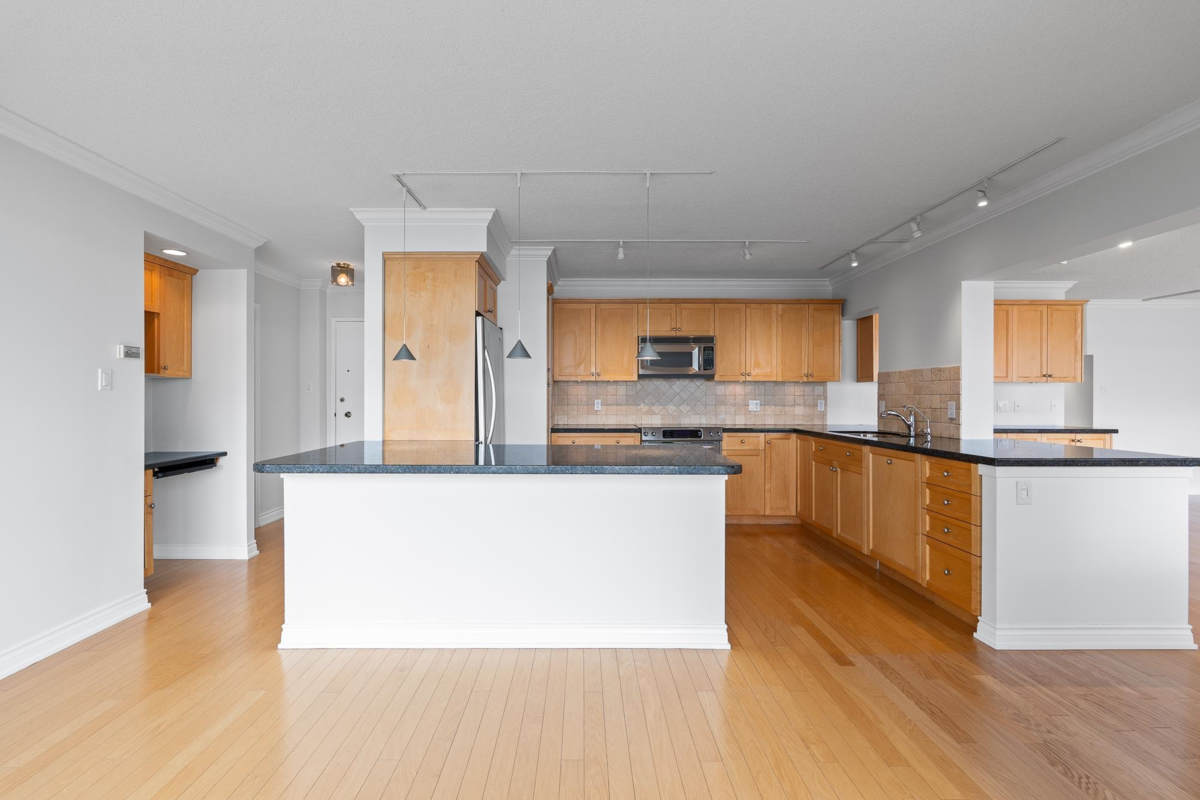 Kitchen Island Photo of 203 150 24th Street, West Vancouver, BC