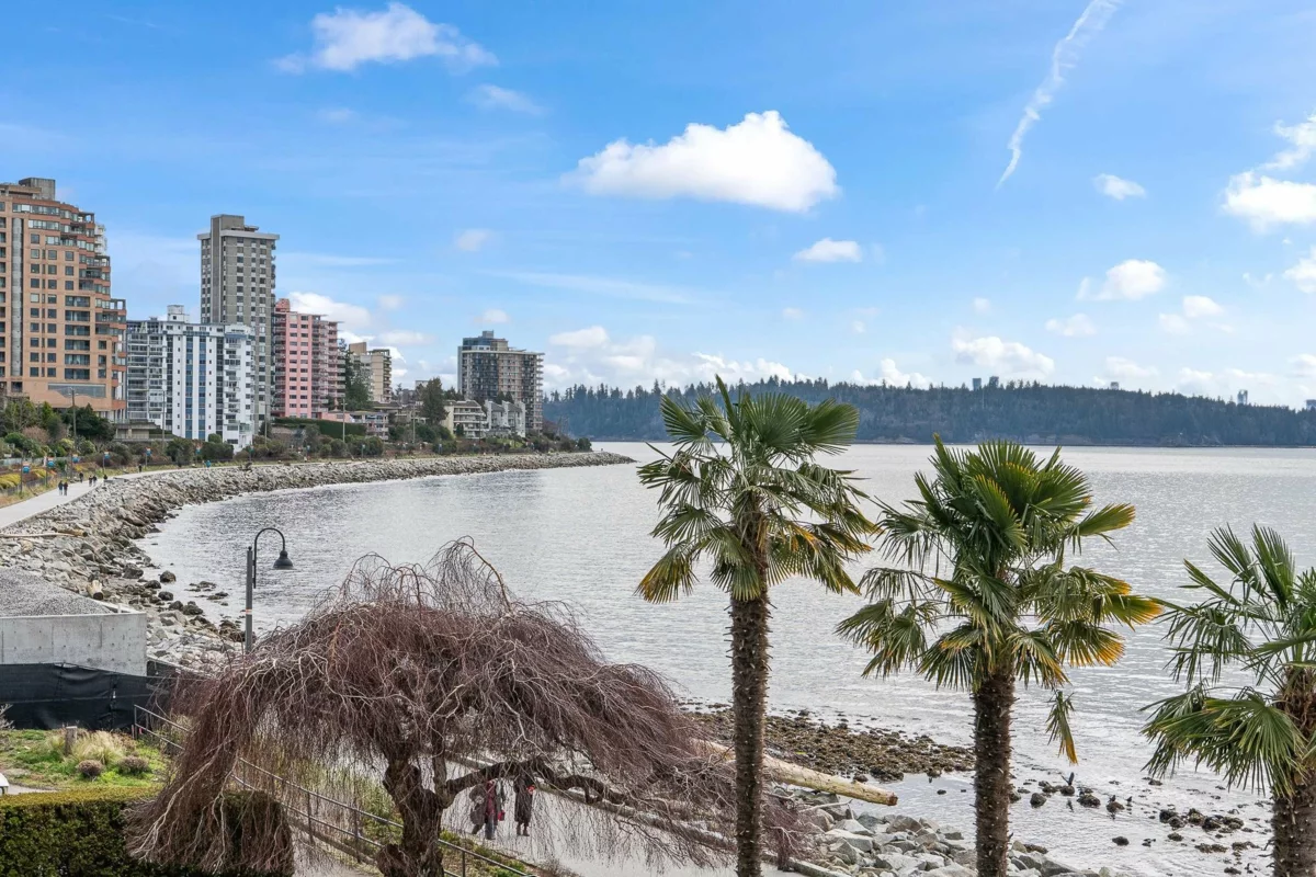 Living Room Photo of 203 150 24th Street, West Vancouver, BC
