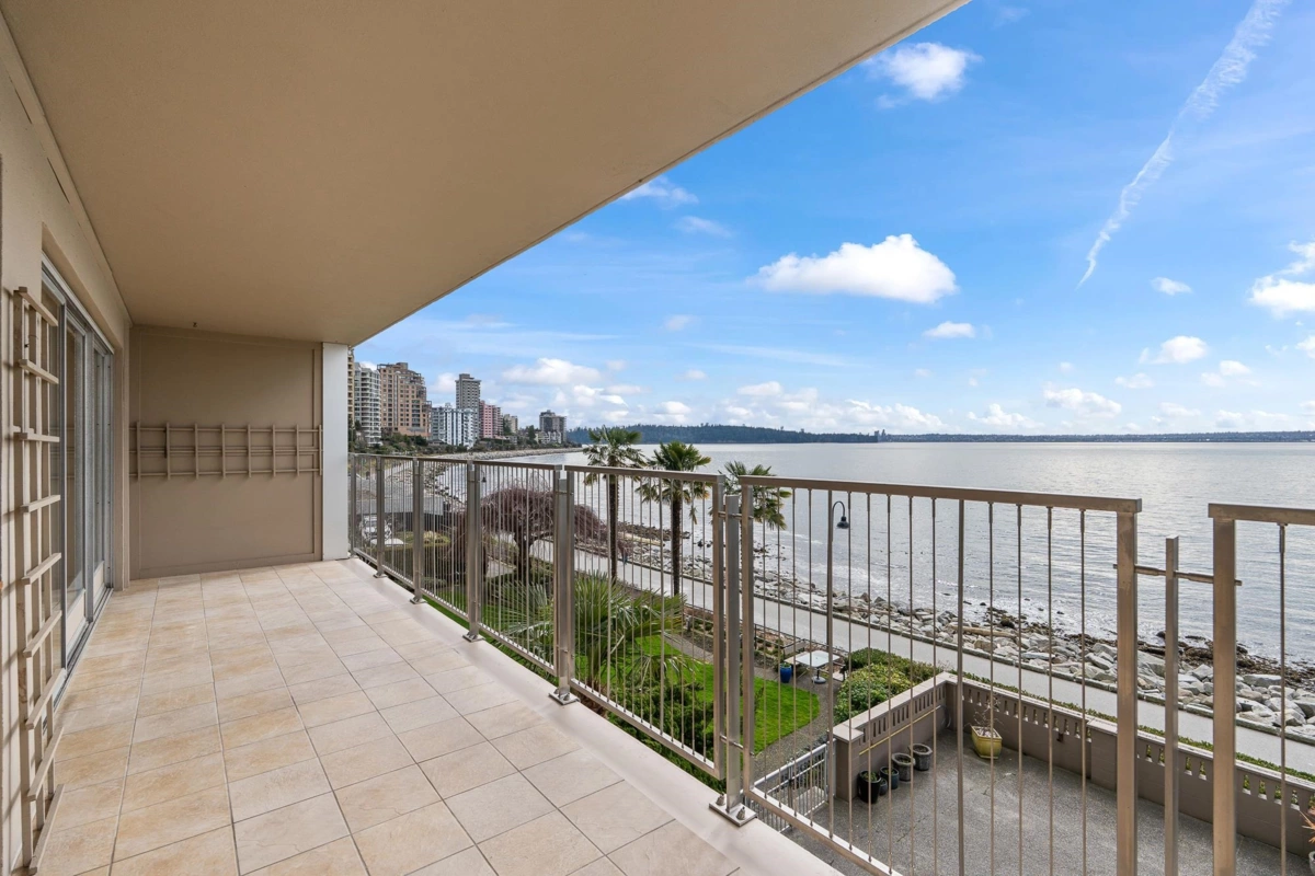 Outdoor Deck Photo of 203 150 24th Street, West Vancouver, BC
