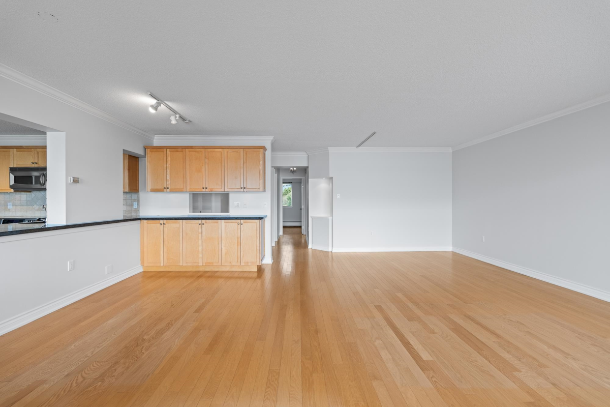 Primary Bathroom Photo of 203 150 24th Street, West Vancouver, BC