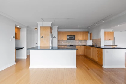 Kitchen Island Photo of 203 150 24th Street, West Vancouver, BC