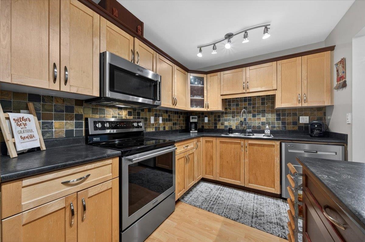 Walk-In Closet Photo of 203 1220 Falcon Drive, Coquitlam, BC