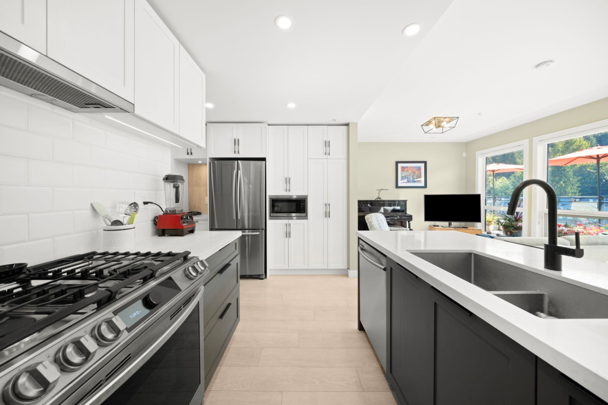 Breakfast Nook Photo of 605 3038 St George Street, Port Moody, BC