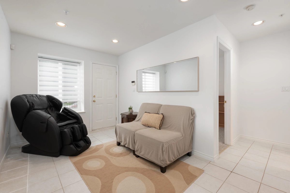 Hallway Photo of 2423 E 4th Avenue, Vancouver, BC