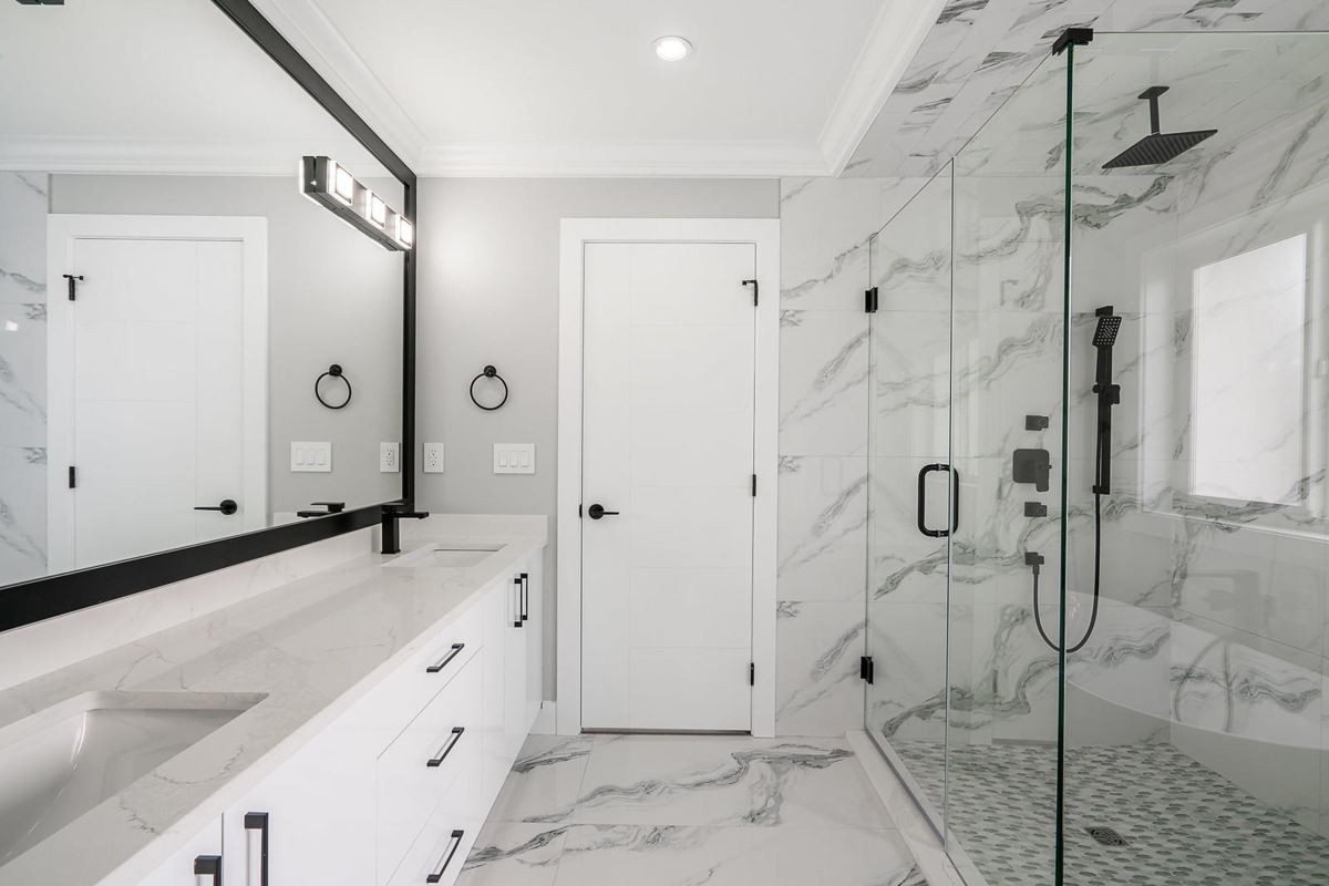 Kitchen Island Photo of 13978 113a Avenue, Surrey, BC