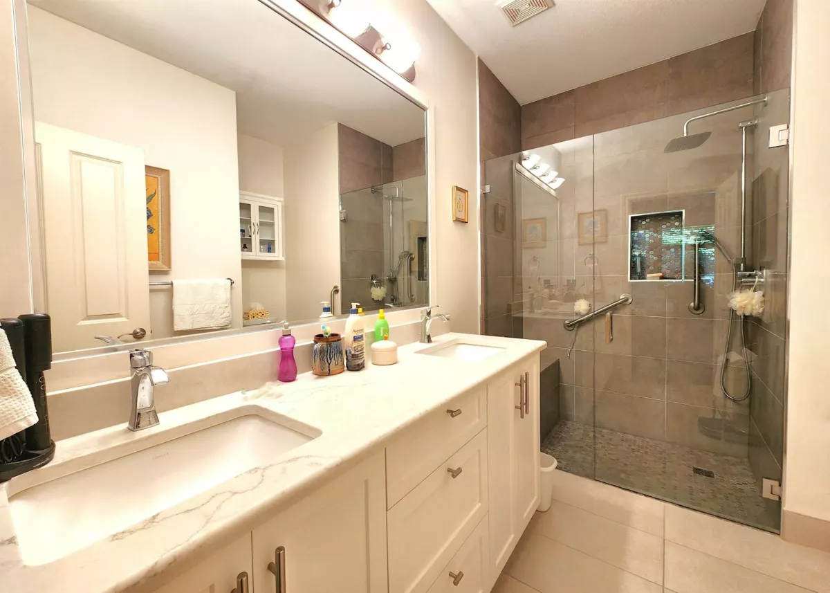 Entry Foyer Photo of 42 5688 152 Street, Surrey, BC