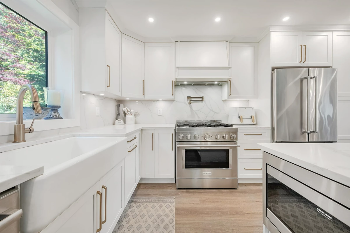 Kitchen Island Photo of 15967 19a Avenue, Surrey, BC