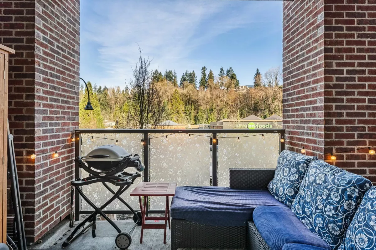 Kitchen Photo of 302 1273 Marine Drive, North Vancouver, BC