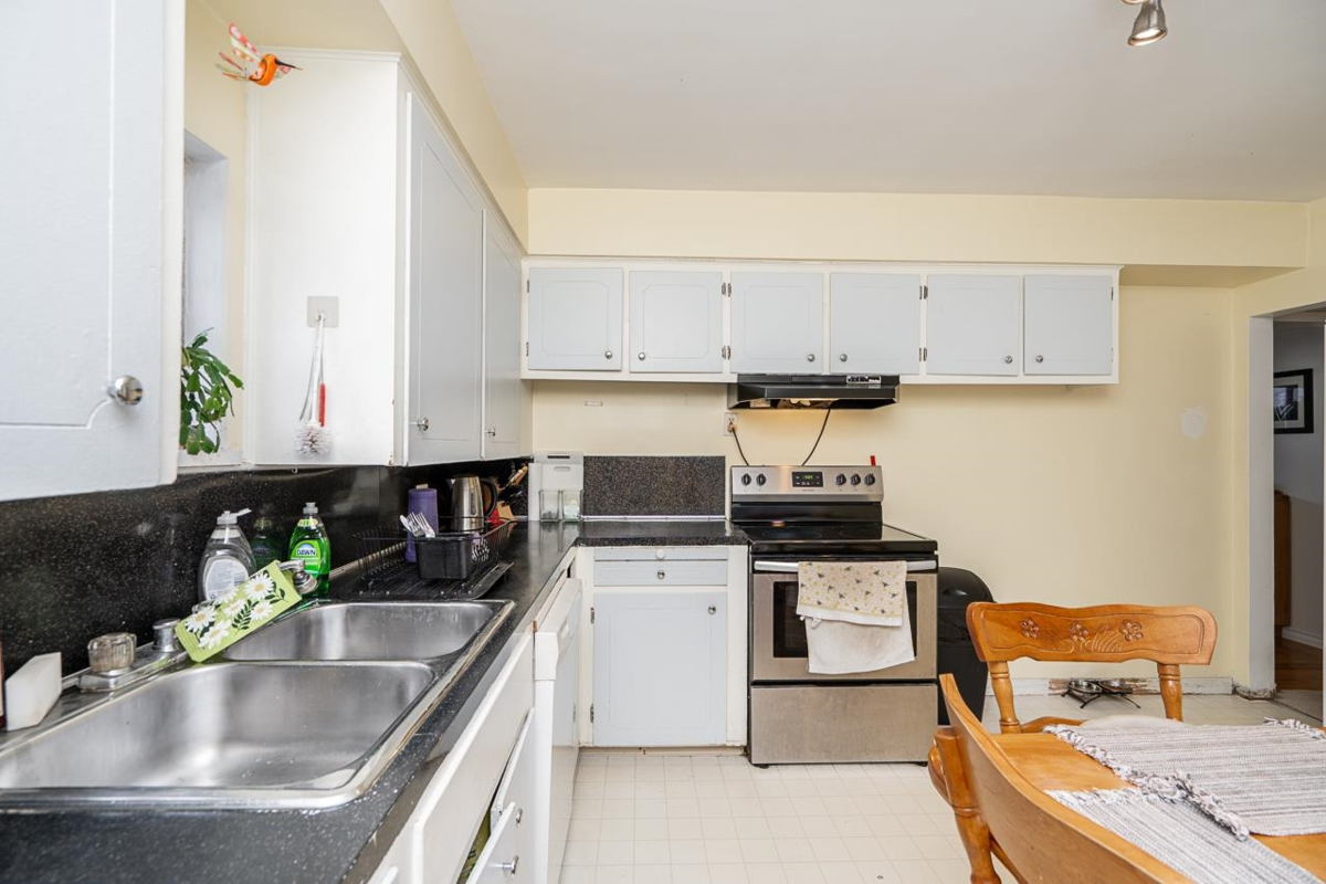 Kitchen Photo of 11031 131a Street, Surrey, BC