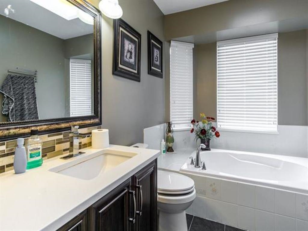 Family Room Photo of 32350 W Golden Avenue, Abbotsford, BC