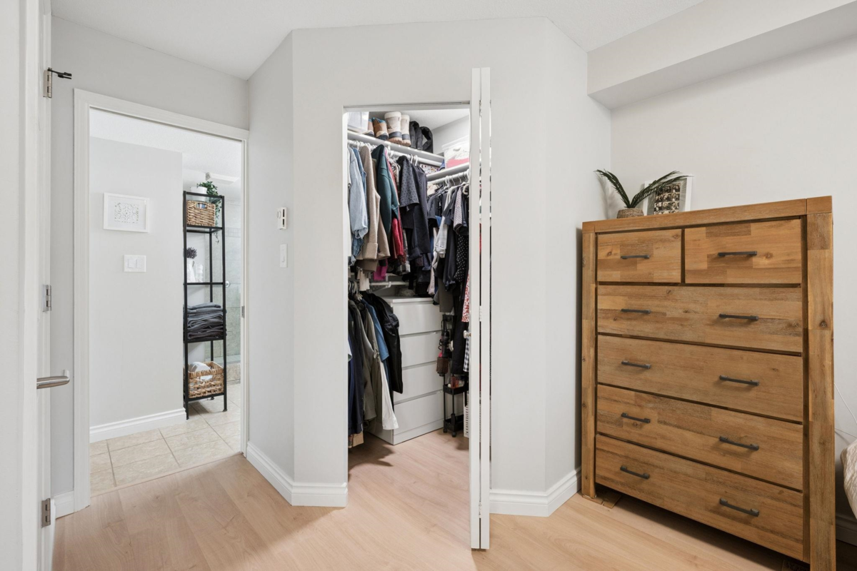 Walk-In Closet Photo of 249 2565 W Broadway, Vancouver, BC