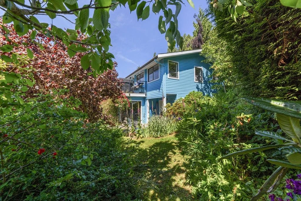 Living Room Photo of 1419 Chaster Road, Gibsons, BC