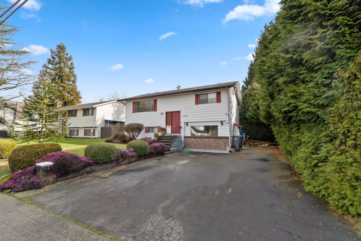 Living Room Photo of 6180 181a Street, Surrey, BC