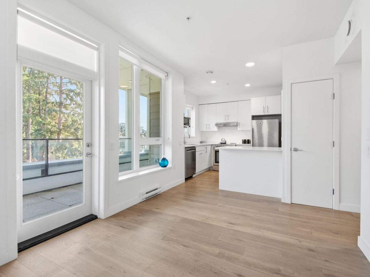 Family Room Photo of 405 2137 Chesterfield Avenue, North Vancouver, BC