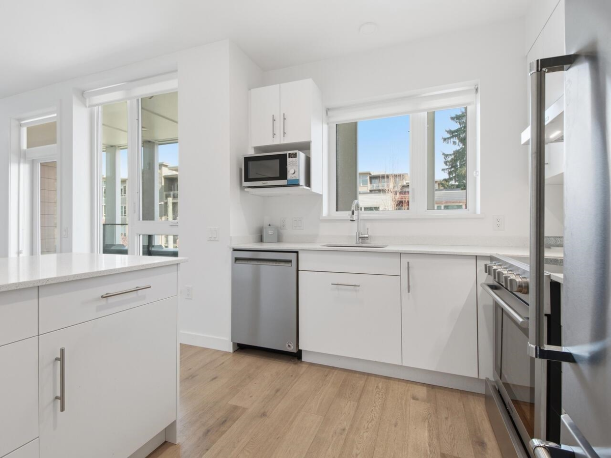 Living Room Photo of 405 2137 Chesterfield Avenue, North Vancouver, BC