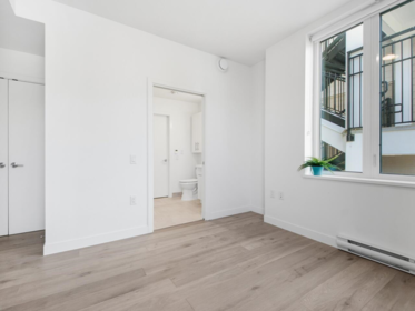 Kitchen Island Photo of 405 2137 Chesterfield Avenue, North Vancouver, BC