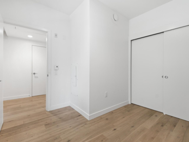 Primary Bedroom Photo of 405 2137 Chesterfield Avenue, North Vancouver, BC