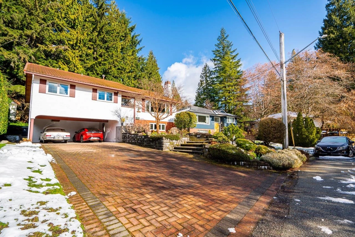 Living Room Photo of 4651 Valley Road, North Vancouver, BC
