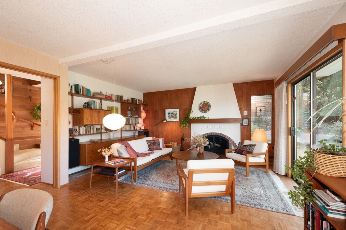 Dining Area Photo of 839 Captain's Way, Bowen Island, BC