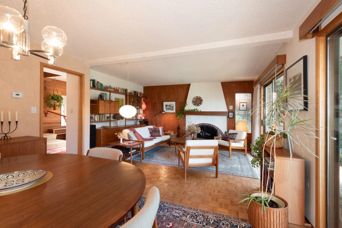 Family Room Photo of 839 Captain's Way, Bowen Island, BC